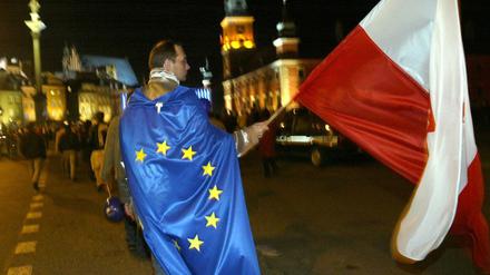 Ein Bild aus alten Tagen. Ein Mann feiert in Warschau 2004 den EU-Beitritt Polens.