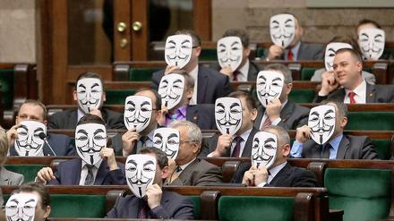 Abgeordnete der polnischen Partei "Palikot" demonstrieren im polnischen Parlament gegen die Ratifizierung des Acta-Abkommens. Die Guy Fawkes-Masken sind ein Symbol der Hacker-Gruppe "Anonymous". 