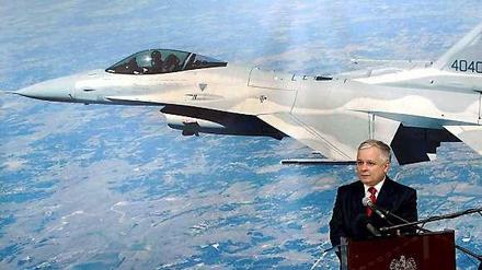 Der damalige polnische Lech Kaczyński stellt 2006 die neuen F-16-Kampfflugzeuge der polnischen Luftwaffe vor. Diese werden nun mit Cruise Missiles bestückt. 