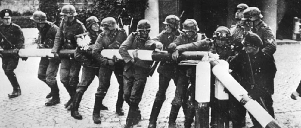 Beim Einmarsch in Polen reißen Soldaten der Wehrmacht einen Schlagbaum nieder.