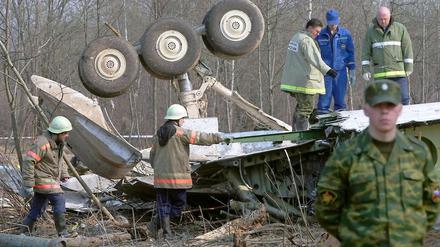 Die Hauptschuld an dem tödlichen Flugzeugabsturz des früheren polnischen Präsidenten Lech Kaczynski liegt auch nach den eigenen Ermittlungen Warschaus auf polnischer Seite.