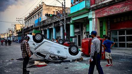 Umgestürzte Autos nach Protesten in Havanna 