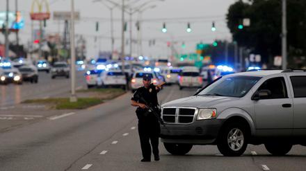 Großeinsatz in Baton Rouge: Die Polizei blockiert Straßen auf der Suche nach möglichen Mittätern.