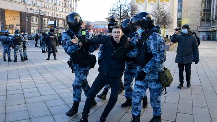 Polizisten führen einen Russen ab, der in Moskau gegen den russischen Angriffskrieg auf die Ukraine demonstriert. 