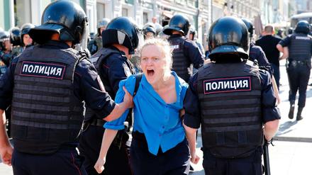Protest in Moskau: Eine junge Frau wird festgenommen. 