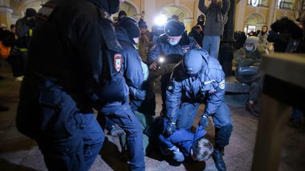 Polizisten nehmen am 2. März einen Anti-Kriegs-Demonstranten in St. Petersburg fest.
