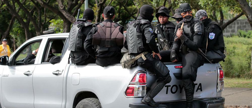 Polizisten am Rande einer Veranstaltung mit Daniel Ortega in Managua. 