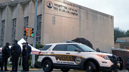 Polizisten stehen vor der "Tree of Life"-Synagoge in Pittsburgh, in der ein Mann am Samstag elf Menschen erschossen hat.