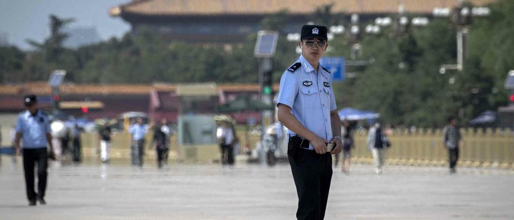 Kontrolle zum Jahrestag: Polizisten auf dem Platz des Himmlischen Friedens in Peking 