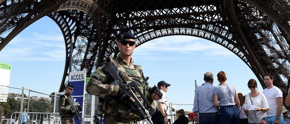 Islamistinnen versuchten offenbar vor einer Woche, einen Wagen in der Nähe des Eiffelturms zur Explosion zu bringen.