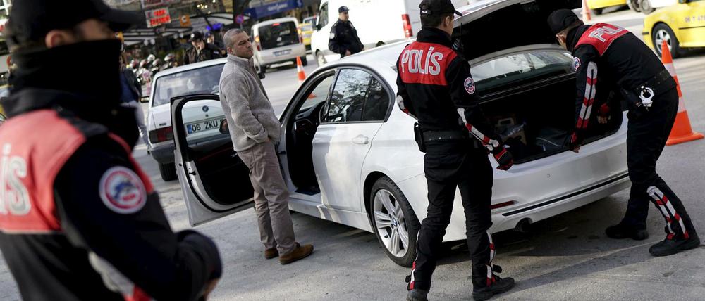 Die Anschlagsgefahr ist groß - und die Unsicherheit auch. Im Zentrum von Ankara kontrollieren Sicherheitskräfte ein Fahrzeug. 