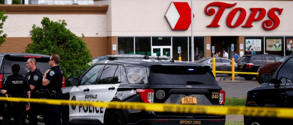 Polizisten vor dem Supermarkt in Buffalo in dem der rassistische Terroranschlag geschah.