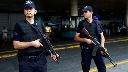 Bewaffnete Polizisten vor dem Atatürk-Flughafen in Istanbul.