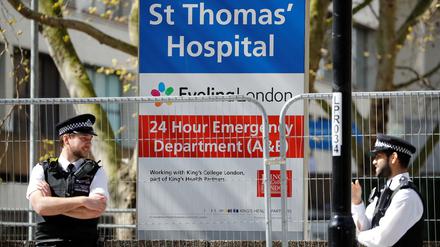 Das St Thomas-Krankenhaus in London, in dem Boris Johnson seit Sonntagabend liegt, wird von Polizisten bewacht. 