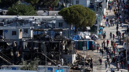Polizisten sichern abgebrannte Wohncontainer im Lager Moria auf Lesbos ab.