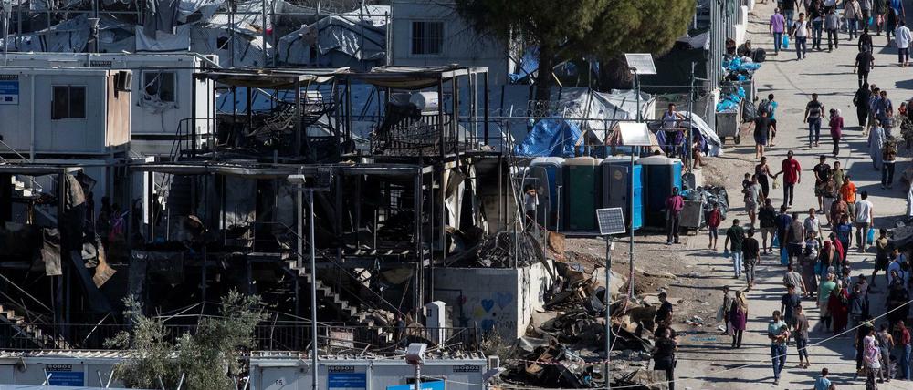 Polizisten sichern abgebrannte Wohncontainer im Lager Moria auf Lesbos ab.