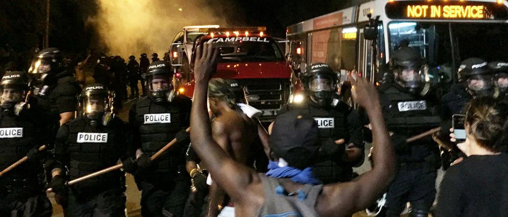 In Charlotte kam es zu Protesten. Mehrere Polizisten sollen dabei verletzt worden sein.