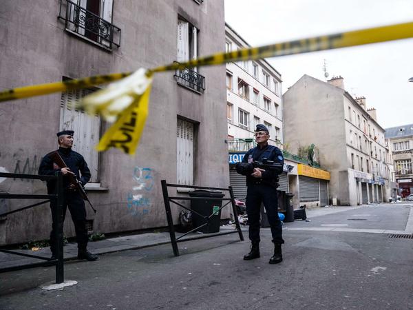 Französische Polizisten in Saint-Denis. Am Mittwoch fand im Pariser Vorort eine Anti-Terror-Razzia statt, bei der zwei mutmaßliche Terroristen starben.