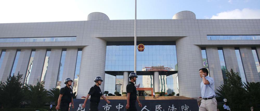 Polizei vor einem Gericht im chinesischen Kunming (Symbolbild)