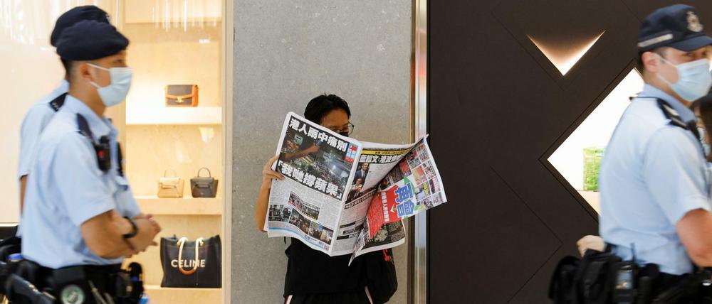 Passant in Hongkong mit der letzten Ausgabe der „Apple Daily“ am 24. Juni 2021