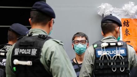 Polizisten und ein Anhänger der Demokratiebewegung in Hongkong