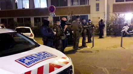 Polizeieinsatz nach dem Angriff auf einen Priester in Lyon. 