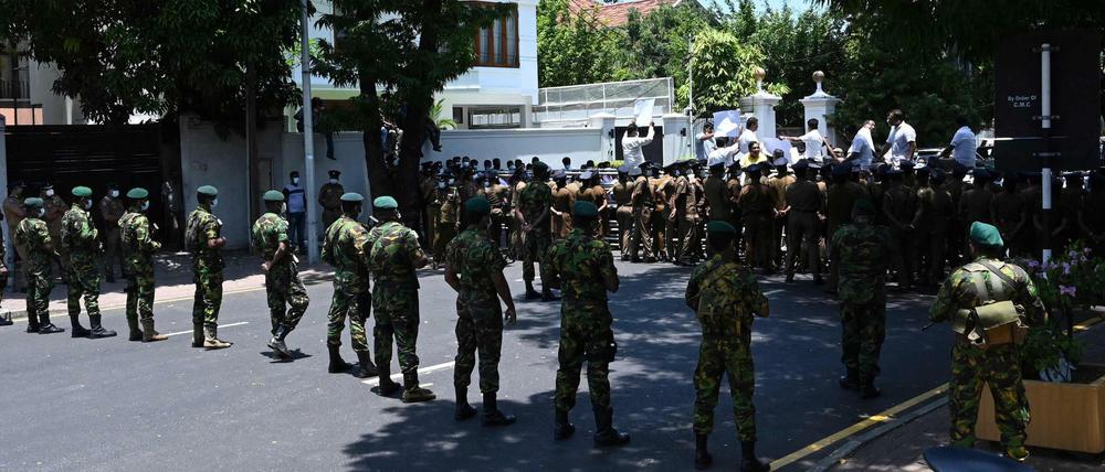 Soldaten positionieren sich vor einem Protest der Oppositionsmitglieder in Sri Lanka. 