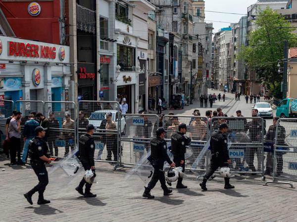 In Istanbul sperrt die Polizei den Taksim-Platz vorsorglich ab