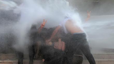 In Diyarbakir ging die Polizei mit Wasserwerfern gegen Menschen vor, die gegen die Absetzung des Bürgermeisters protestierten.
