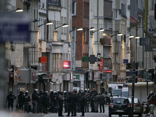 Polizei und Militär vor Ort in Saint-Denis.