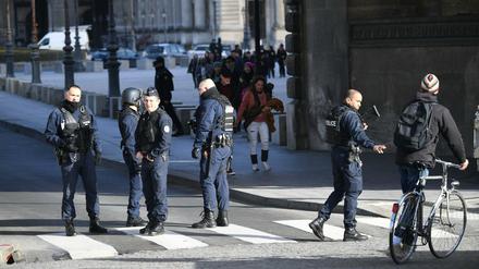 Französische Polizisten in der Nähe des Louvres in Paris nach dem Vorfall am Freitag. 