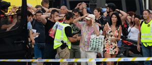 Bei den Evakuationen im Zentrum von Barcelona mussten Passanten mit erhobenen Händen gehen. 