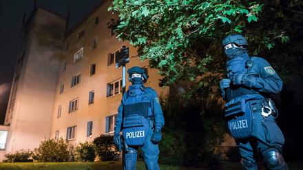 Polizei steht vor dem Haus von Jaber Albakr in Chemnitz.