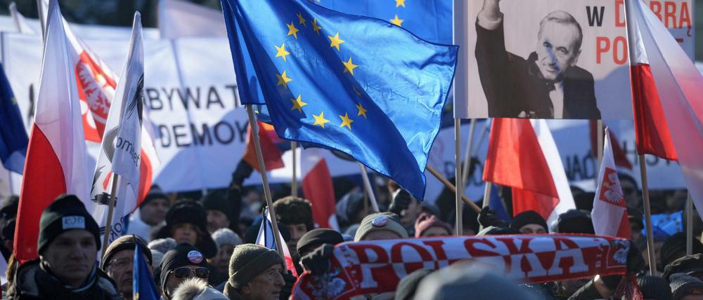 Das Komitee zur Verteidigung der Demokratie (KOD) organisierte in Warschau eine Demonstration gegen die eigene Regierung. 