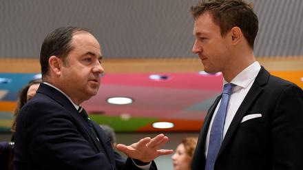 Lehnt Änderungen am Austrittsvertrag ab: Der Österreichs Europaminister Gernot Blümel (rechts) am Montag in Brüssel.