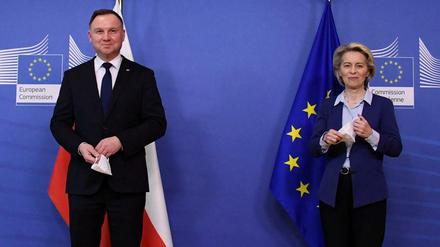 Versuch einer Annäherung - ohne Maskierung: Polens Präsident Andrzej Duda bei EU-Kommissionspräsidentin Ursula von der Leyen in Brüssel am Montag.