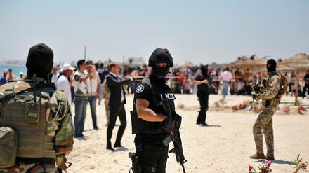 Schwerbewaffnete Sondereinheiten sind in Tunesien mobilisiert, nachdem ein islamistischer Attentäter 38 Urlauber getötet hat.