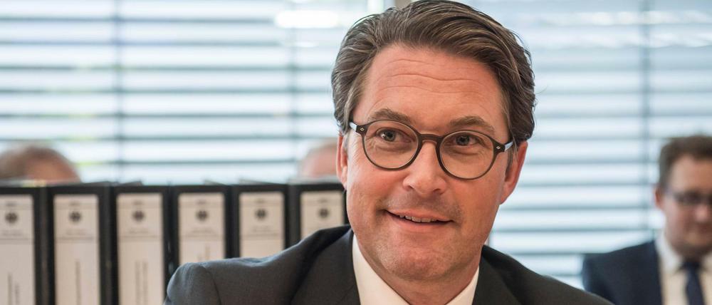 Bundesverkehrsminister Andreas Scheuer (CSU) will gegen die Sperren auf Landstraßen in Österreich vorgehen.