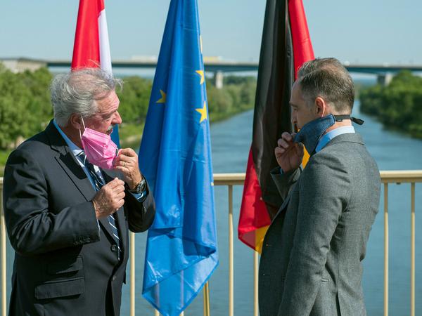 Der luxemburger Außenminister Jean Asselborn (l) und Bundesaußenminister Heiko Maas (SPD) auf der Brücke zwischen dem saarländische Perl und dem Luxemburger Schengen. 