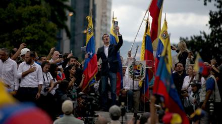 Der Präsident des entmachteten Parlaments in Venezuela Juan Guaidó erklärte sich auf einer Kundgebung in Caracas zum Staatschef. 