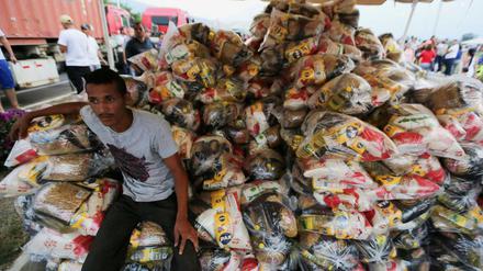 Ein Freiwilliger Helfer neben Tüten mit Lebensmitteln. Hilfslieferungen von Kolumbien nach Venezuela waren zuletzt in der Grenzstadt Cúcuta gestoppt worden.