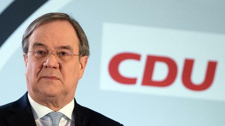 CDU-Chef Armin Laschet stellt sich gegen immer neue Grenzwerte - und kritisiert damit Merkel.