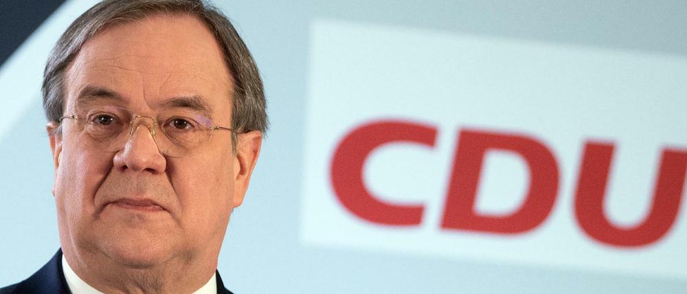 CDU-Chef Armin Laschet stellt sich gegen immer neue Grenzwerte - und kritisiert damit Merkel.