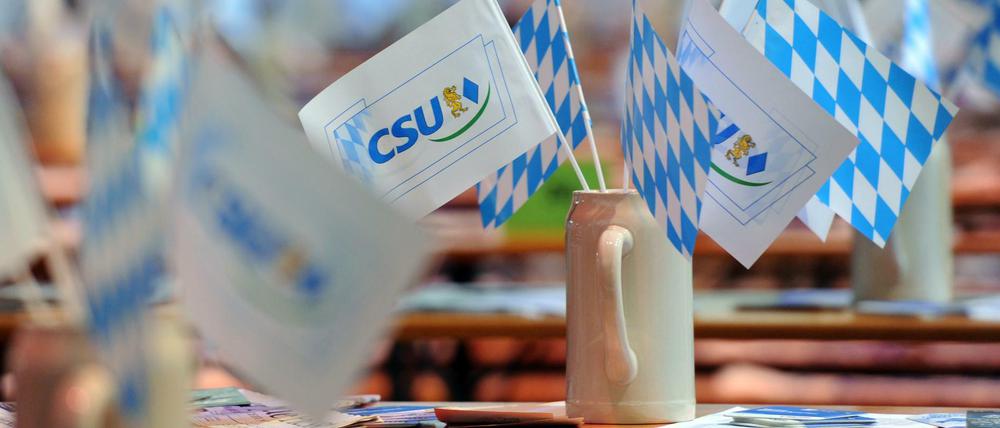 Bierkrüge mit CSU-Fähnchen beim Politischen Aschermittwoch der CSU 2015. 