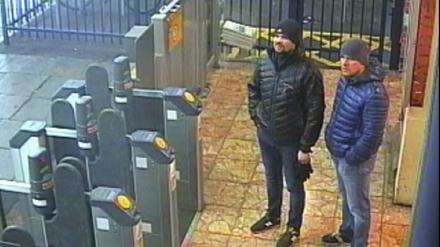 Zwei Verdächtigen im Fall des Attentats auf den ehemaligen russischen Doppelagenten Skripal, an einer Bahnstation in Großbritannien.