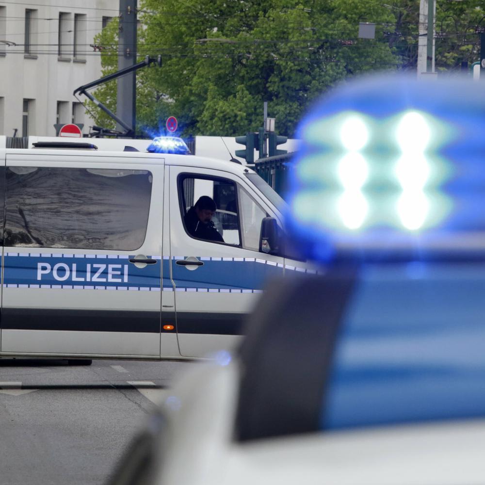 Mit Martinshorn und Blaulicht: Rettungswagen stößt in Berlin