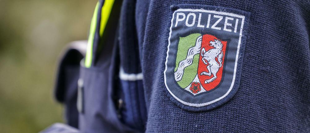 Erneut stehen junge Polizisten in NRW unter Verdacht, während ihrer Ausbildung in Chats Nazi-Symbole ausgetauscht zu haben (Symbolbild).