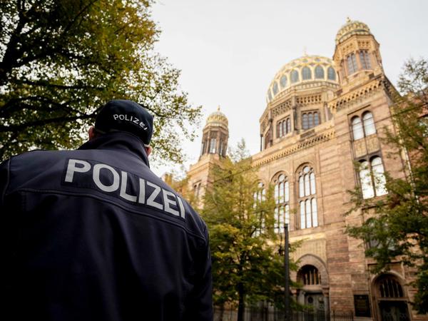 Ein Polizeibeamter vor der Neuen Synagoge Berlin. 