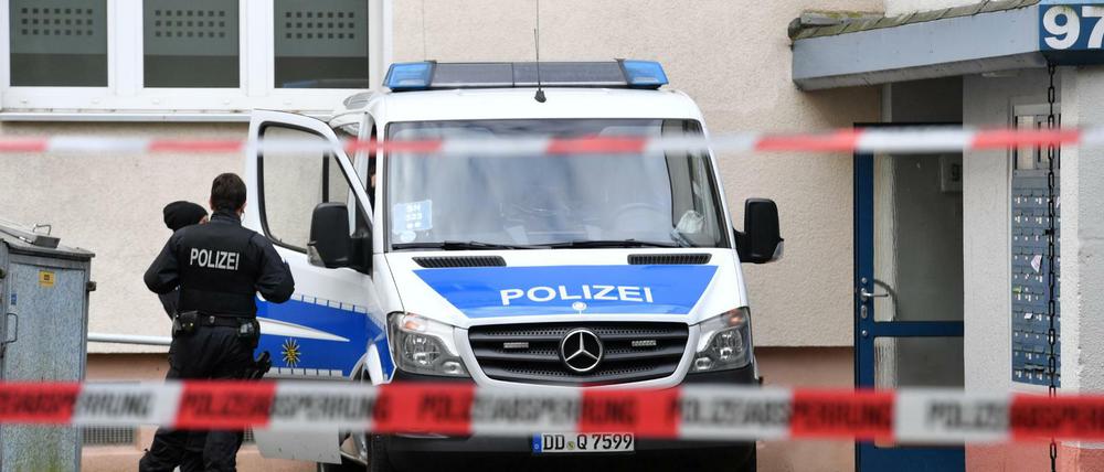 Polizisten sichern den Eingang eines Gebäudes in Chemnitz, in dem ein mutmaßlicher Terrorist Sprengstoff lagerte. 