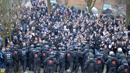 Tatort Weserstadion: Polizeieinsatz im März am Rande des Spiels Werder Bremen gegen HSV.